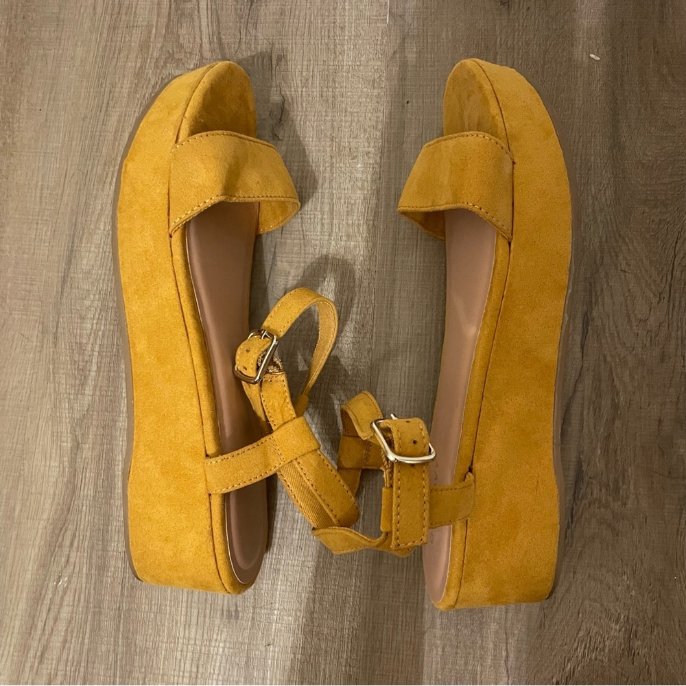 Old Navy faux suede flatform sandals - Picture 4 of 10